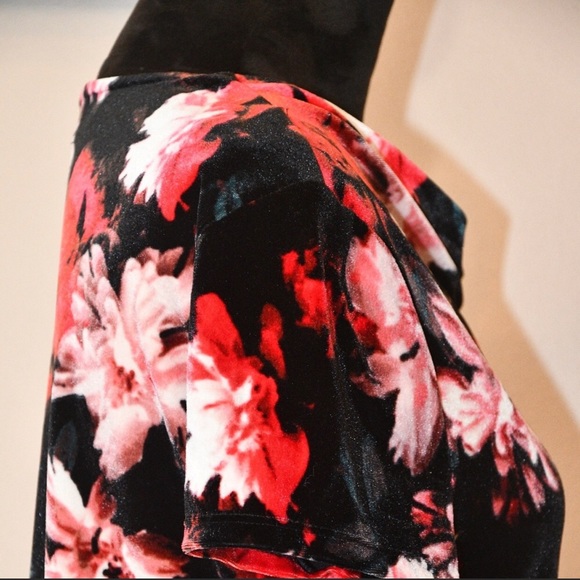 Liz Claiborne Career Petite Floral Velvet Blouse - Picture 6 of 8